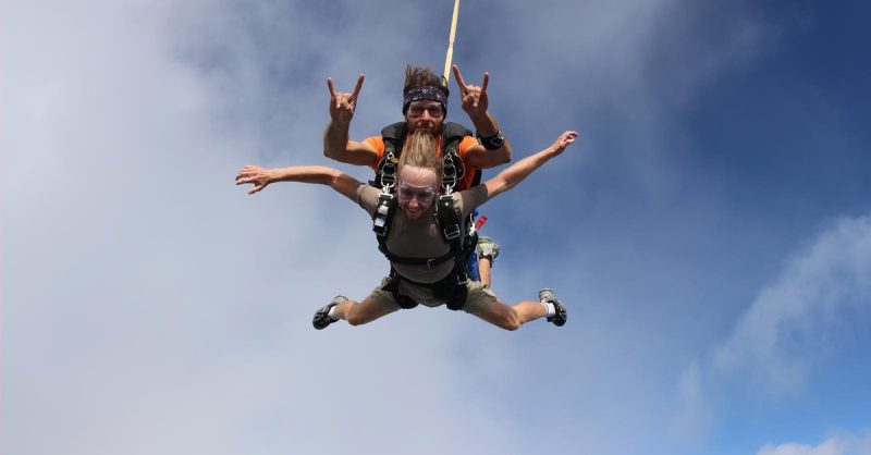 Saut En Parachute En Tandem Pour 1 Personne Lyon OohN.com Special Offers, Deals & Discounts in France