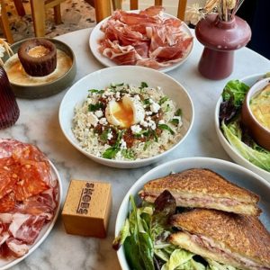 Saveurs, Vins Et Ambiance Pétillante : Dans L’Univers Des Snobs Paris OohN.com Special Offers, Deals & Discounts in France